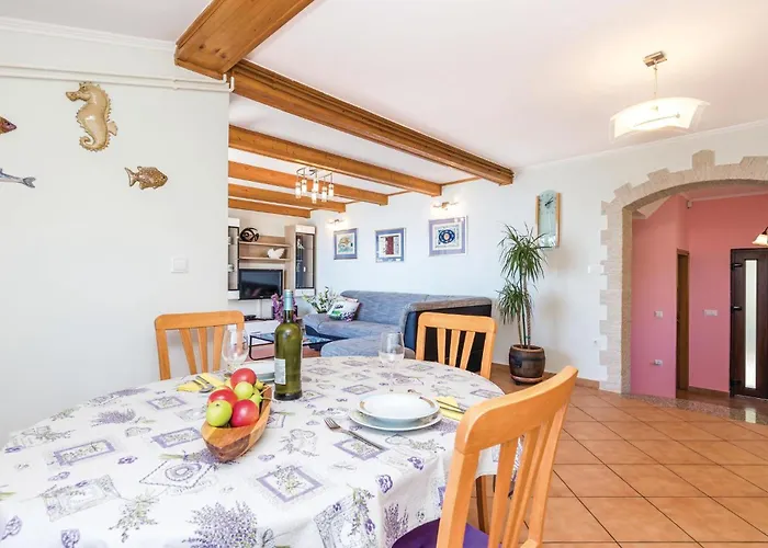 דירה In מדביה